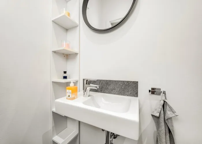 1 Bedroom In Neubau, 8 Min Center, Ac, Parking Apartman